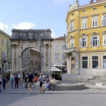 Villa Lumare - 100M From The Sea Apartment Pula